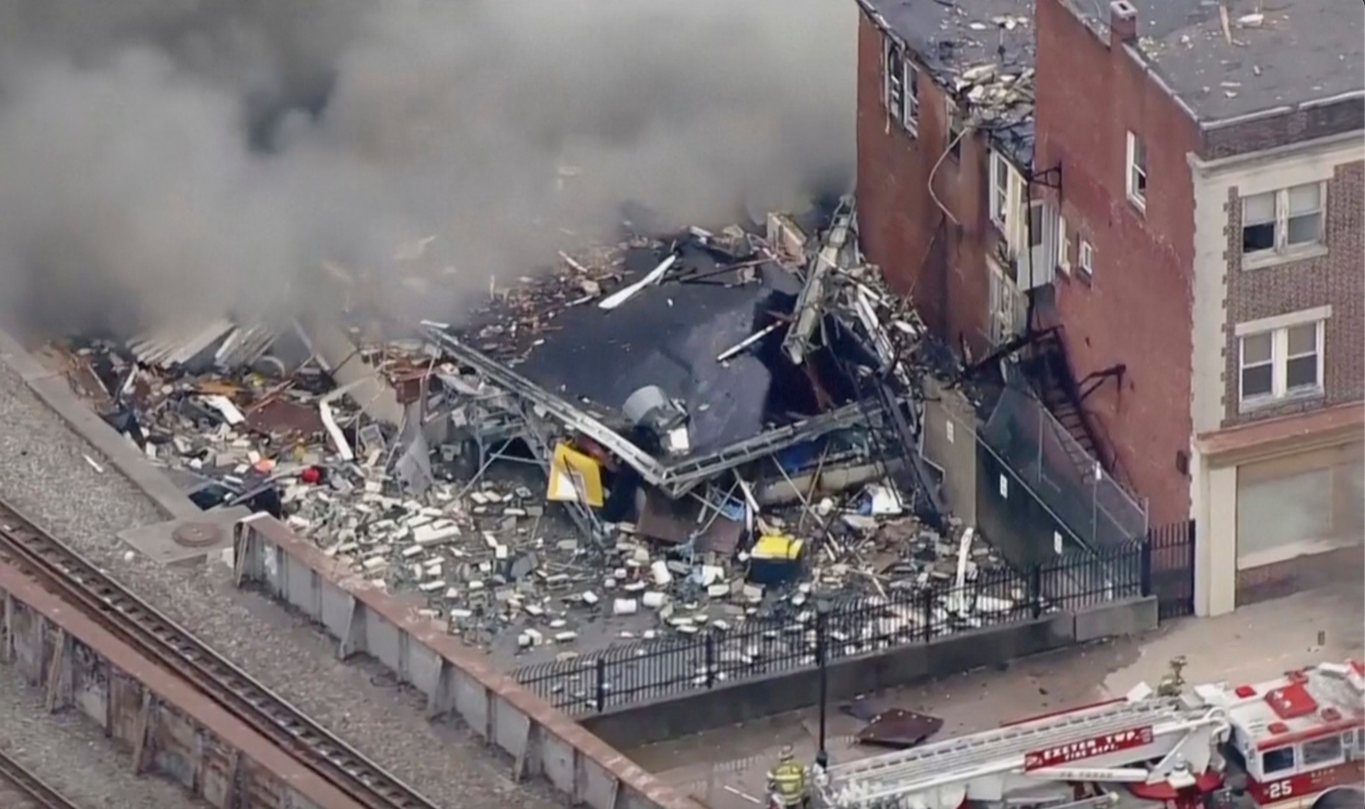 In diesem Bildschirmausschnitt aus einem von WPVI-TV/6ABC zur Verfügung gestellten Video steigt Rauch von einer Explosion im Werk der R.M. Palmer Co. in West Reading.