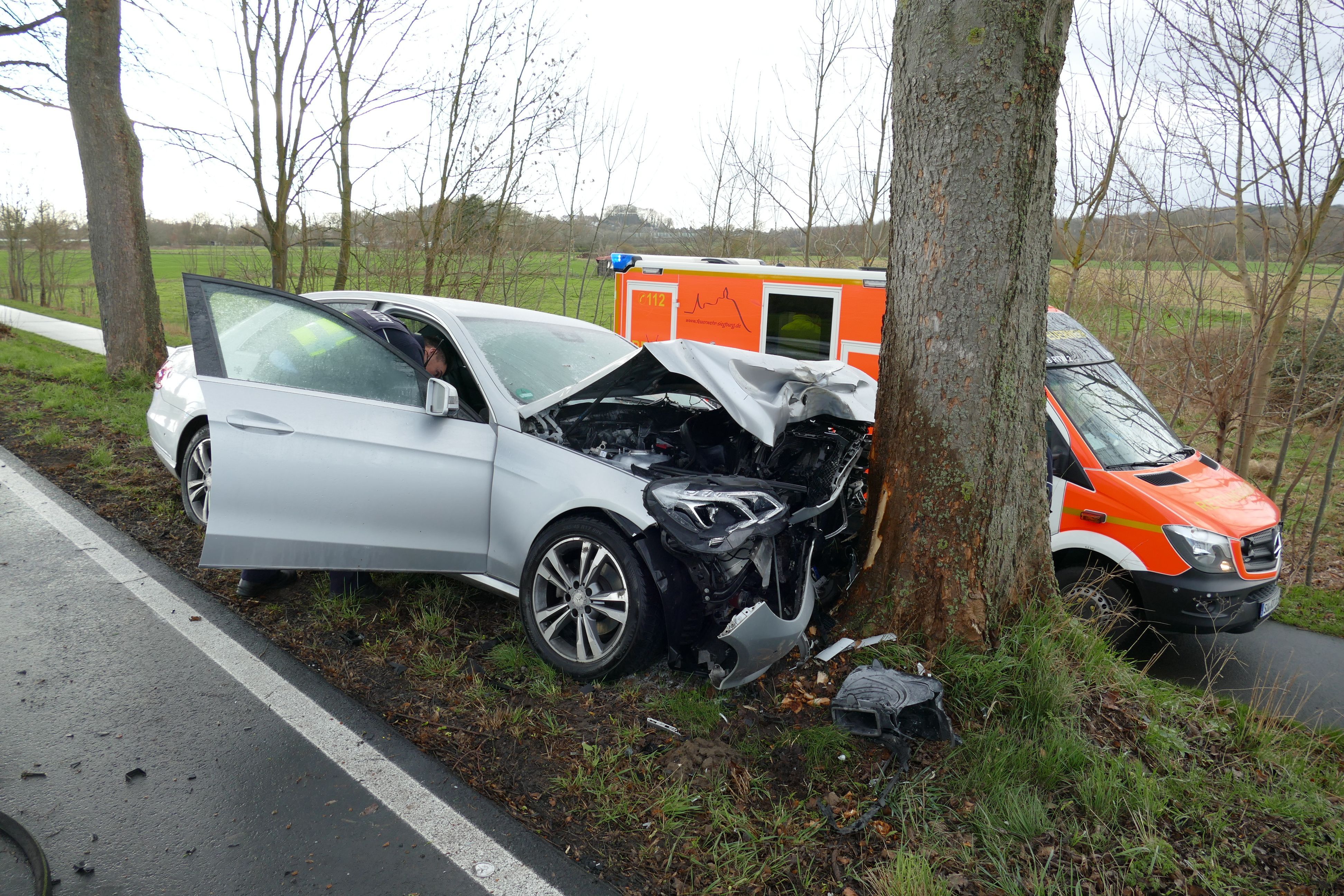 Der Mercedes prallte auf der Wahnbachtalstraße in Siegburg gegen einen Baum.
