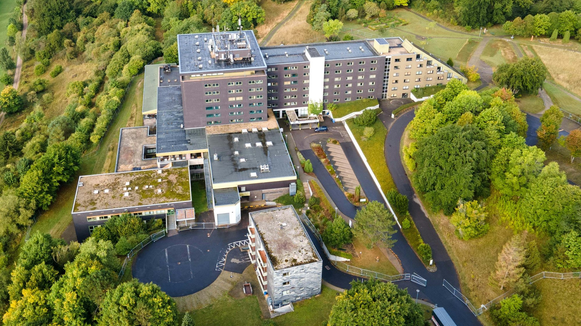 Das Bild zeigt die ehemalige Eifelhöhen-Klinik in Marmagen.