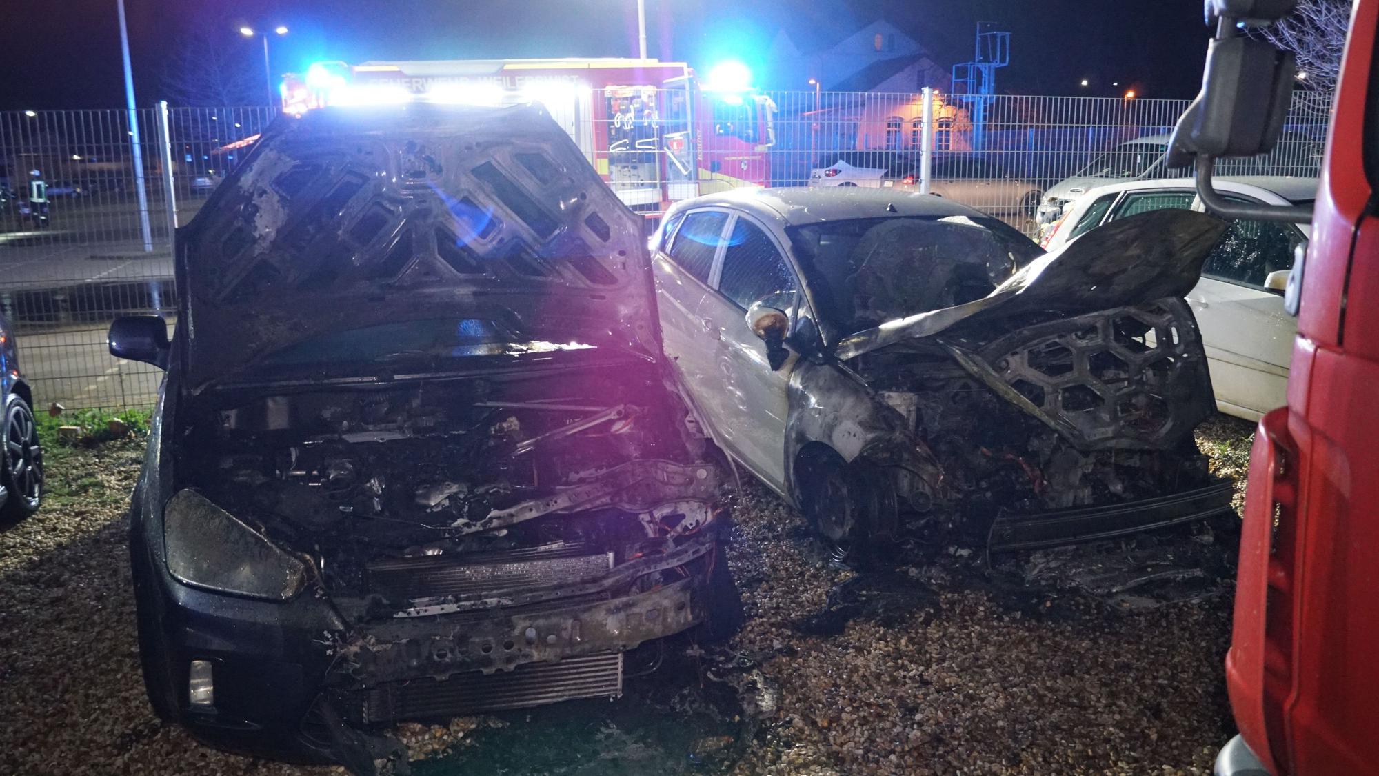 Zwei Autos wurden bei einem Brand zerstört.