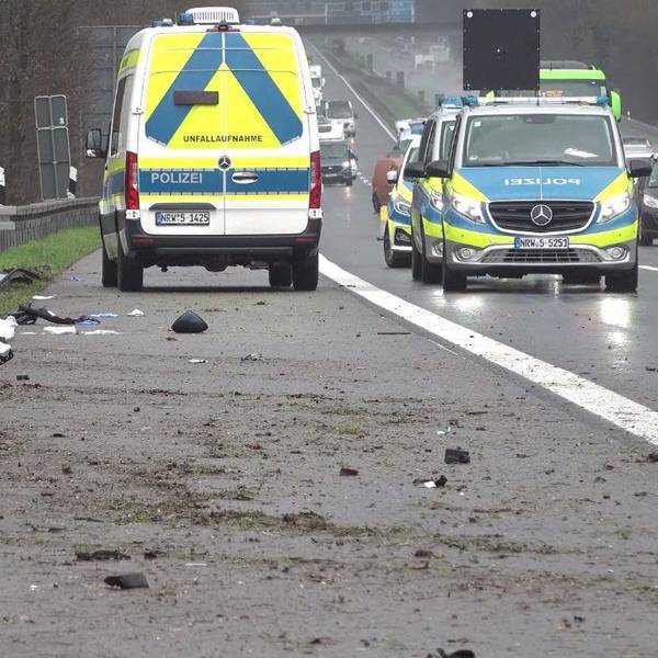 Polizeifahrzeuge stehen nach einem Unfall auf der Autobahn 3.