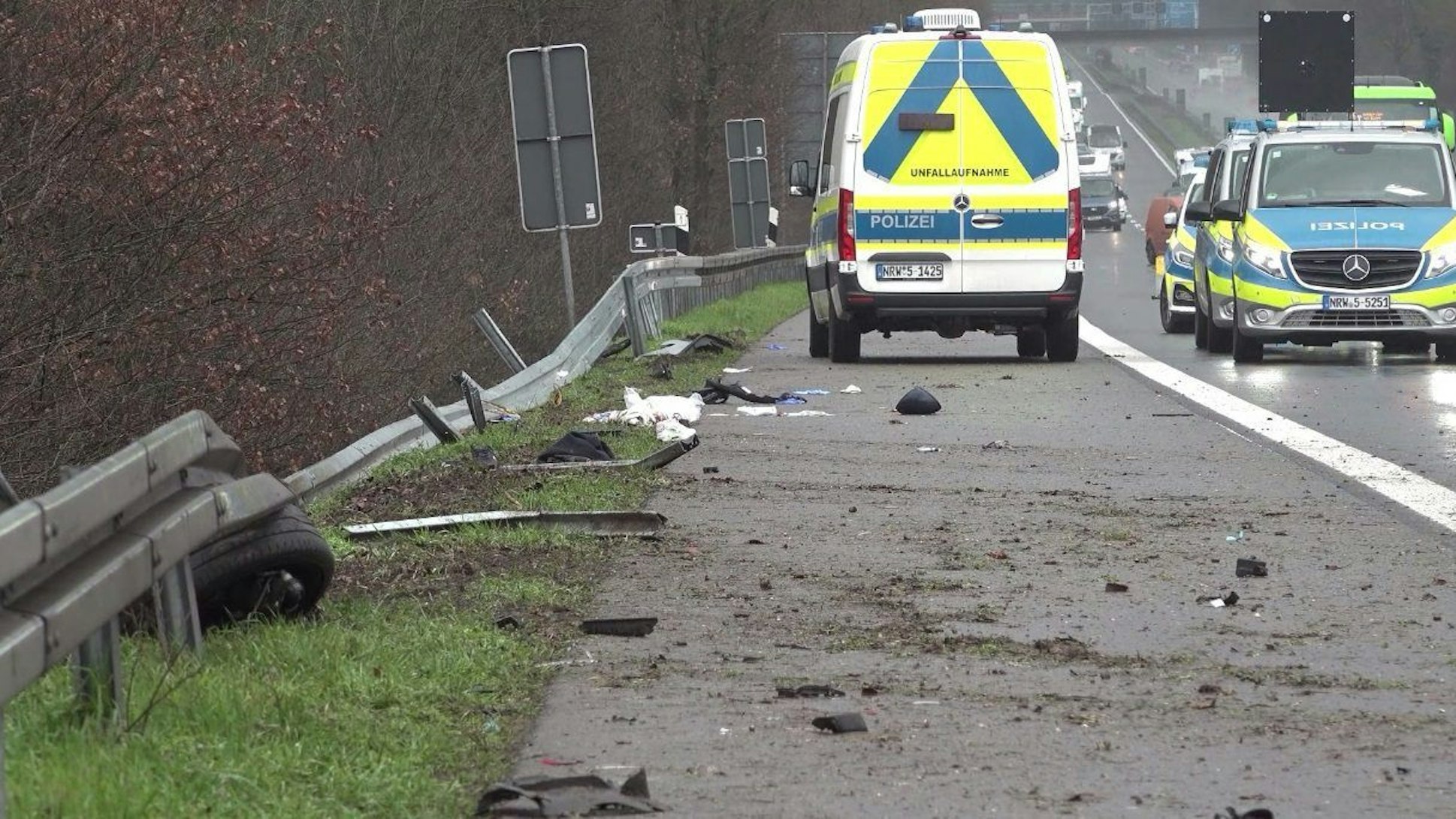 Polizeifahrzeuge stehen nach einem Unfall auf der Autobahn 3.