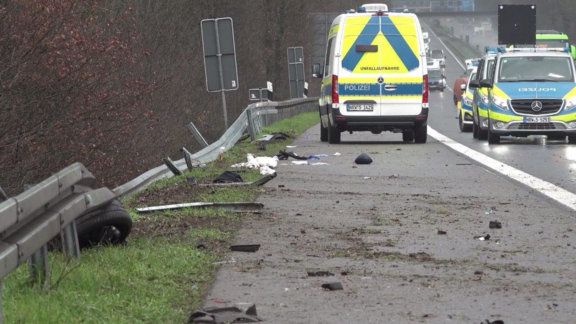 Polizeifahrzeuge stehen nach einem Unfall auf der Autobahn 3.