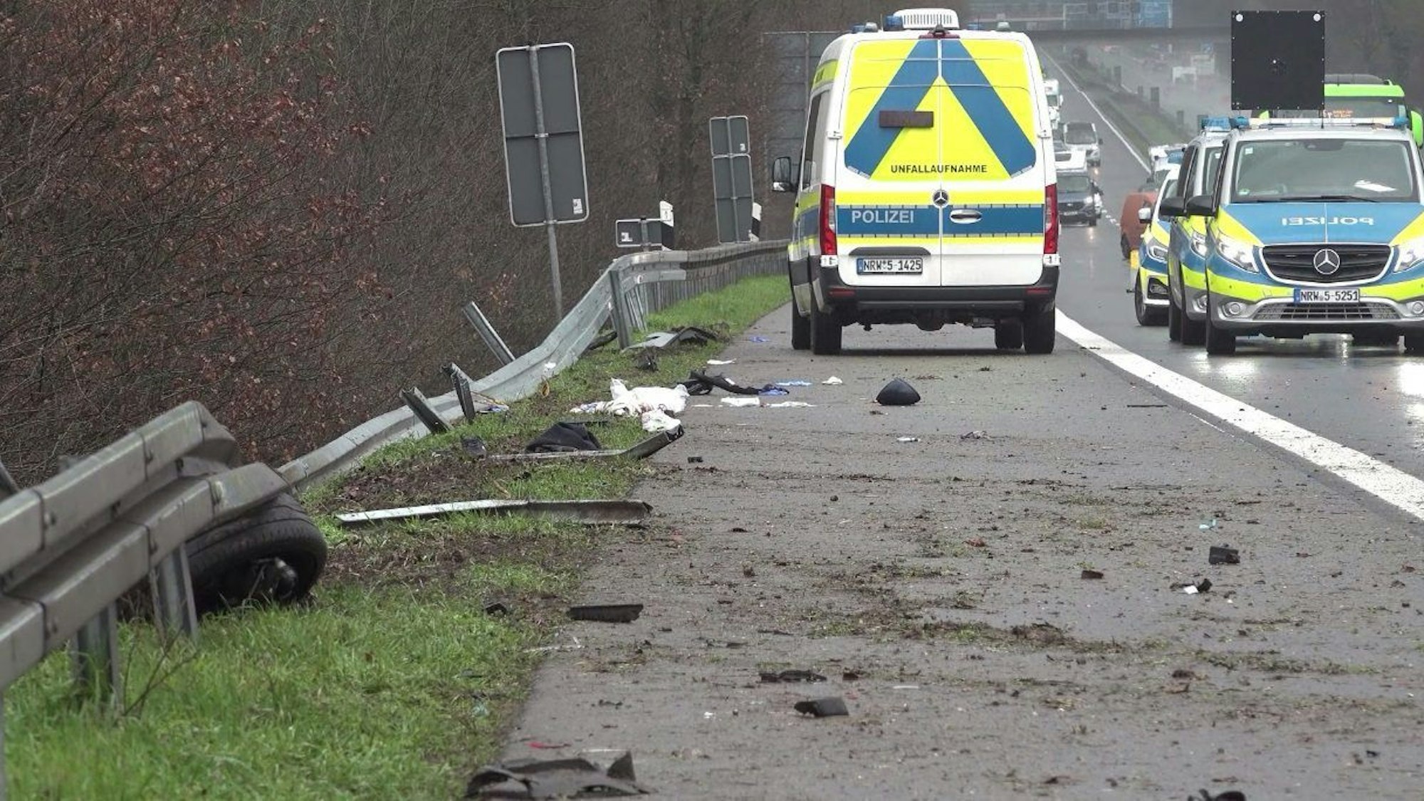 Polizeifahrzeuge stehen nach einem Unfall auf der Autobahn 3.