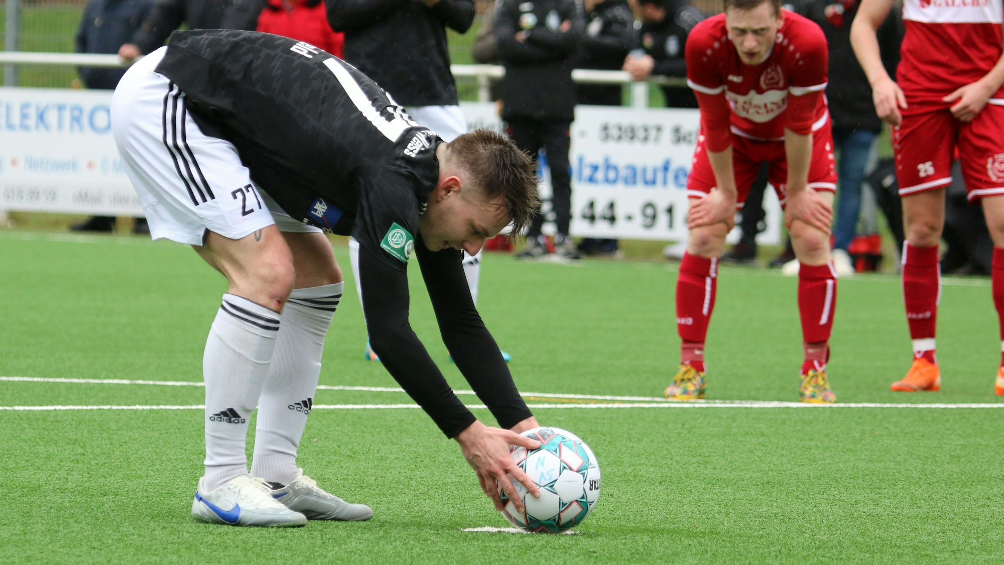 Legt sich den Ball zum Elfmeter zurecht: Maxi Patt.