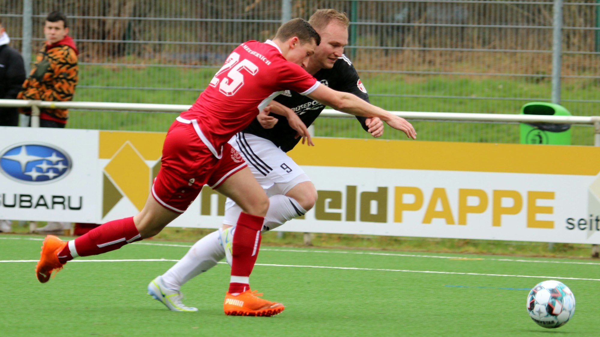 Das Laufduell vor dem Strafstoß zwischen Tom Lengersdorf und Sven Pohl.
