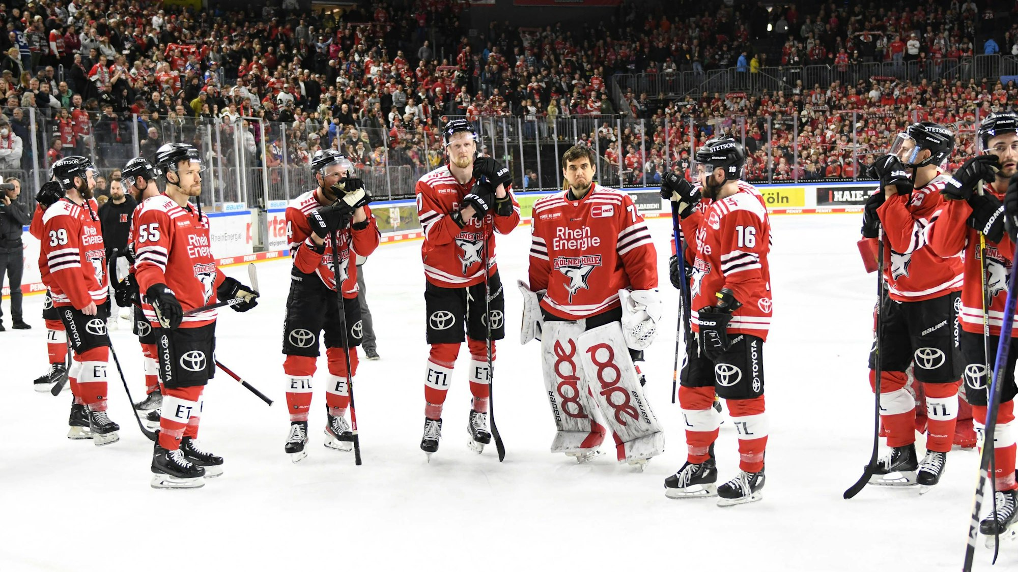 DEL Kölner Haie - Adler Mannheim, 26.03.2023 Enttäuschter KEC DEL Kölner Haie - Adler Mannheim, 26.03.2023 *** DEL Kölner Haie Adler Mannheim, 26 03 2023 Disappointed KEC DEL Kölner Haie Adler Mannheim, 26 03 2023 Copyright: xBEAUTIFULxSPORTS/Erlhofx