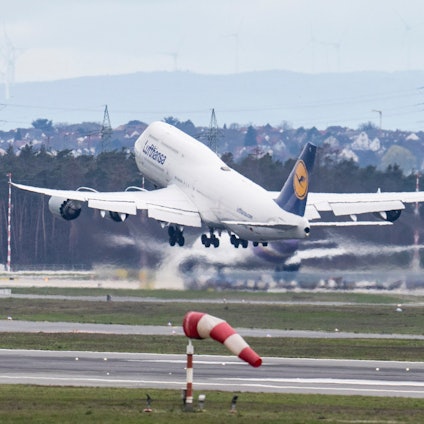 Eine Passagiermaschine der Lufthansa vom Typ Boeing-747 startet vom Flughafen Frankfurt. Am kommenden Montag (27.03.) drohen in ganz Deutschland flächendeckende Streiks. Davon betroffen ist auch der Flugverkehr. Foto: Boris Roessler/dpa +++ dpa-Bildfunk +++