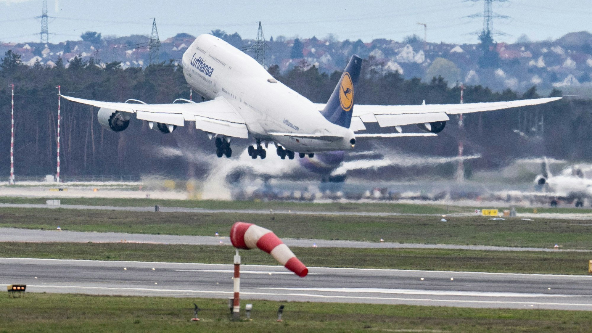 Eine Passagiermaschine der Lufthansa vom Typ Boeing-747 startet vom Flughafen Frankfurt. Am kommenden Montag (27.03.) drohen in ganz Deutschland flächendeckende Streiks. Davon betroffen ist auch der Flugverkehr. Foto: Boris Roessler/dpa +++ dpa-Bildfunk +++