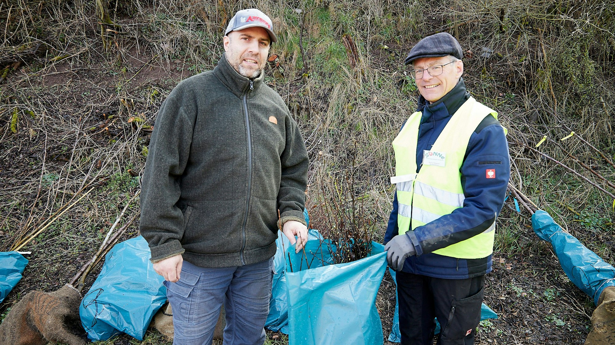 Seine frisch gelieferten Bäume begutachtete Marcel Cremer (l.) gemeinsam mit Martin Holzportz.