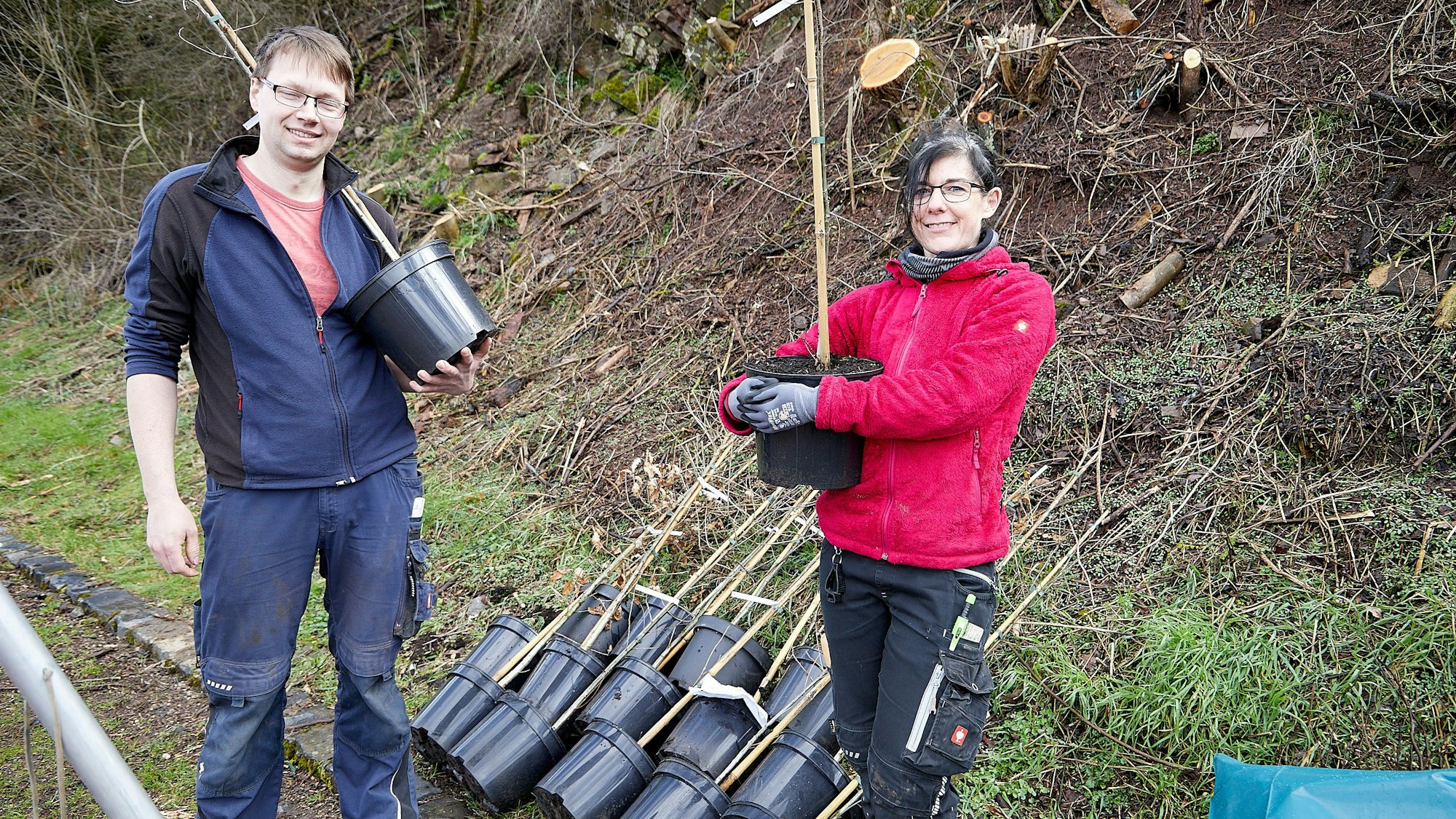 Als Ersatz für die vom Borkenkäfer getöteten Fichten wollen Carsten Schmitz und Andrea Cloßin Eichen pflanzen.