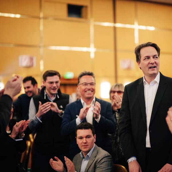 Karl Alexander Mandl hat die Wahl gewonnen und die CDU-Mitglieder applaudieren.