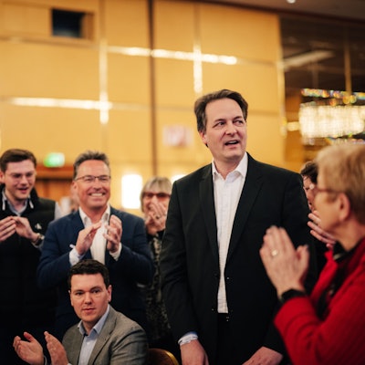 Karl Alexander Mandl hat die Wahl gewonnen und die CDU-Mitglieder applaudieren.