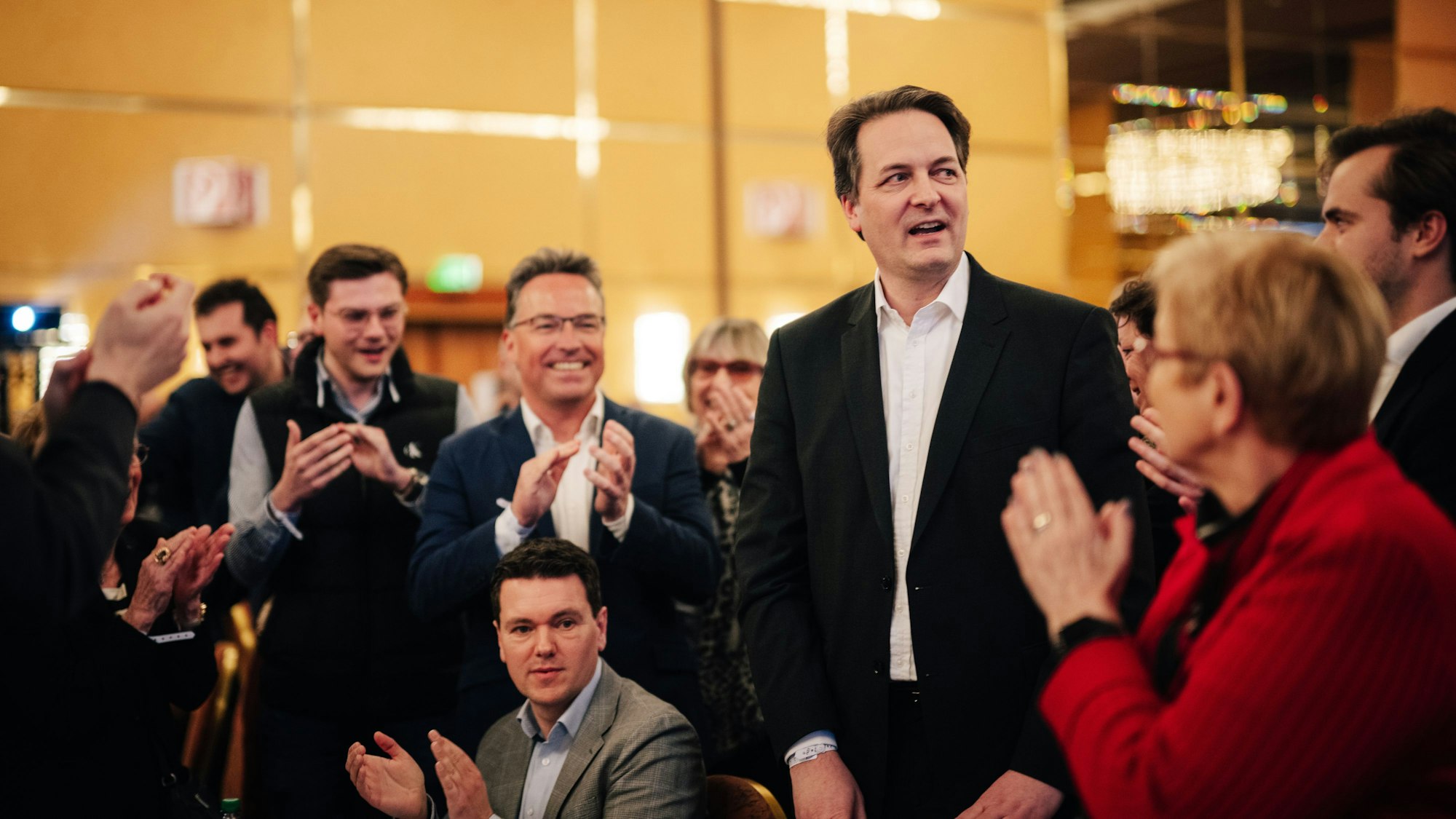 Karl Alexander Mandl hat die Wahl gewonnen und die CDU-Mitglieder applaudieren.