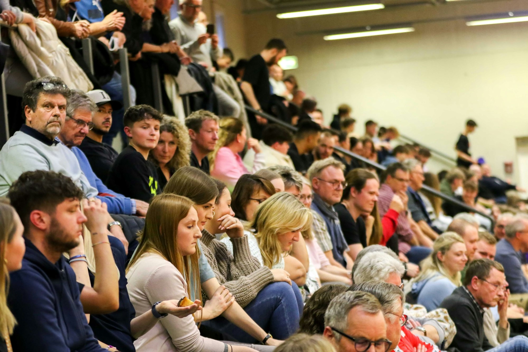 Gut gefüllt war die Tribüne beim Derby. Ein gutes Landesligaspiel bekamen die Fans aber nicht zu sehen.