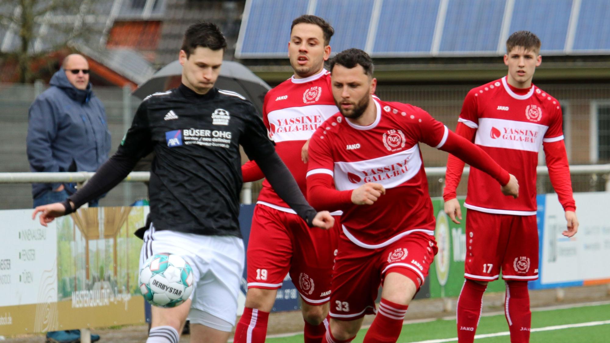 Nur selten waren Nierfeld und Mechernich auf Augenhöhe, so wie in diesem Duell zwischen Jan Diederichs (l.) und Kevin Mießeler.