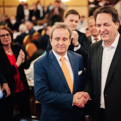 Bernd Petelkau gratuliert Karl Alexander Mandl zum Wahlerfolg.
