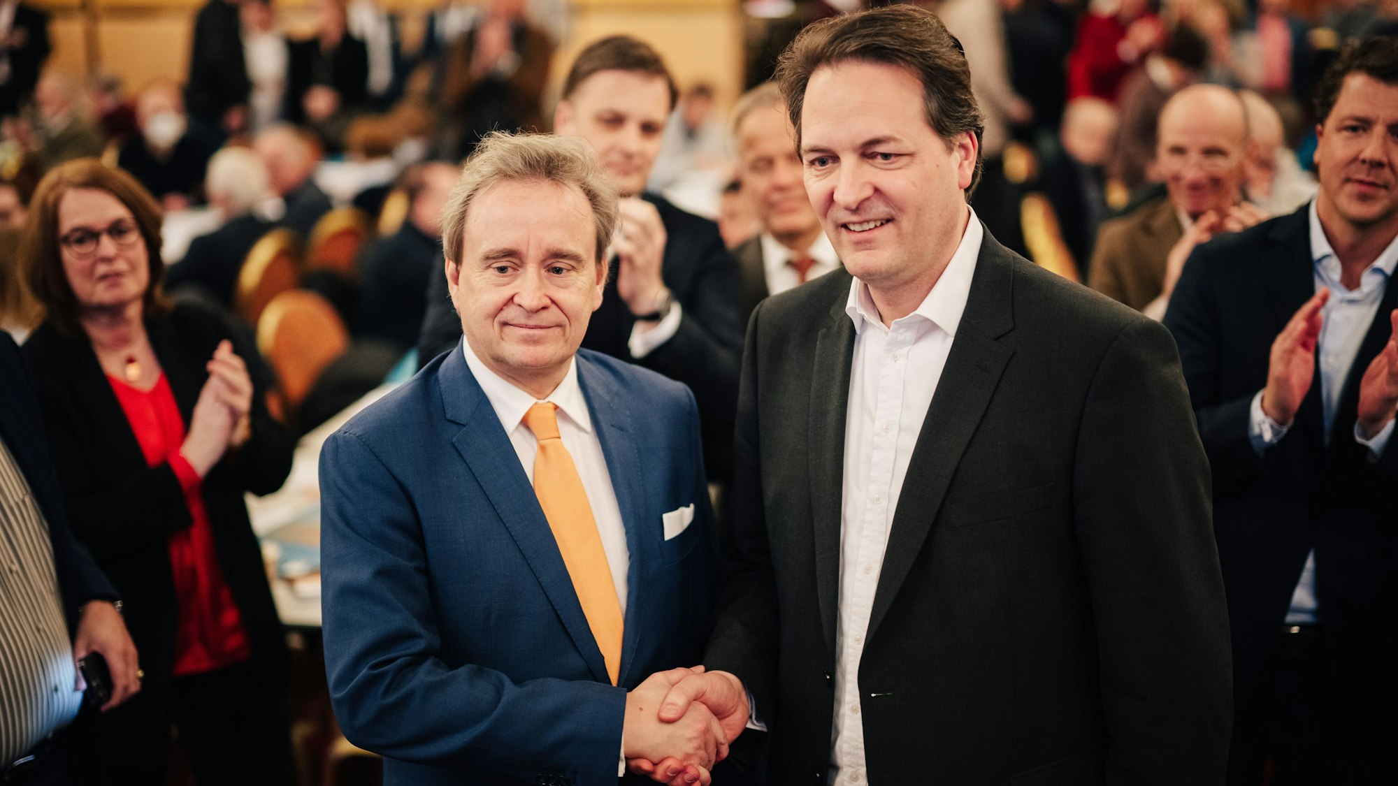 Bernd Petelkau gratuliert Karl Alexander Mandl zum Wahlerfolg.