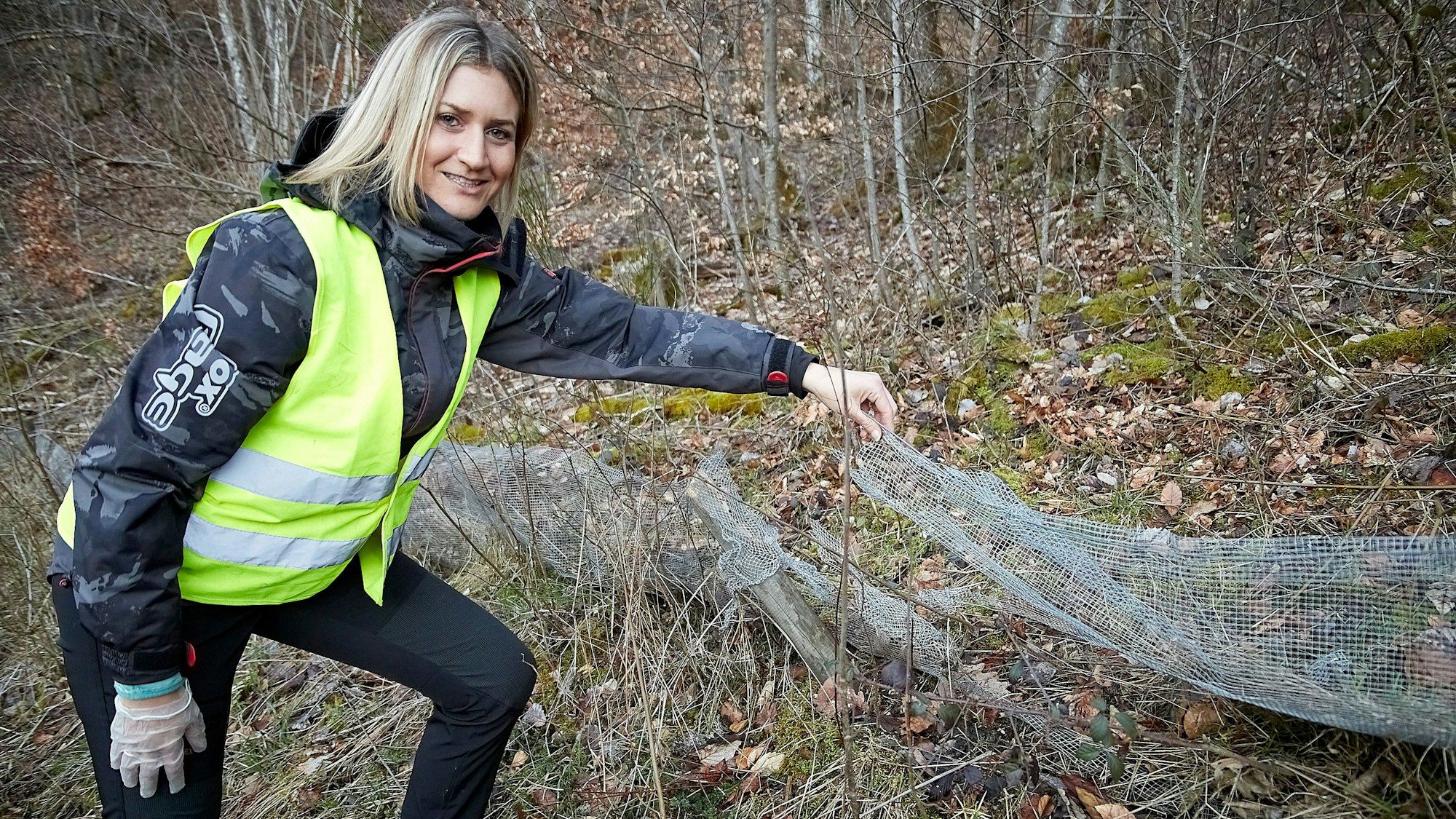Den nutzlosen Schutzzaun bei Wildenburg zeigt Jennifer Hack: Er ist zerlöchert, überwachsen und hat gefährliche Spitzen.