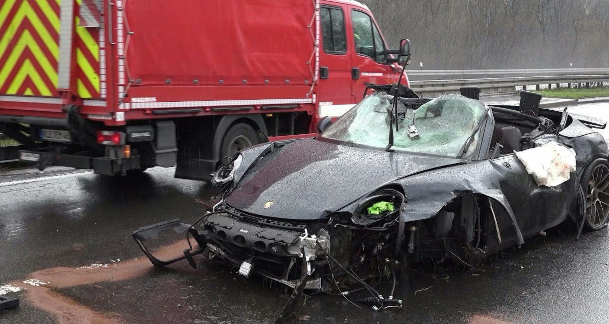 Das Wrack eines Porsches steht auf der Autobahn 3.