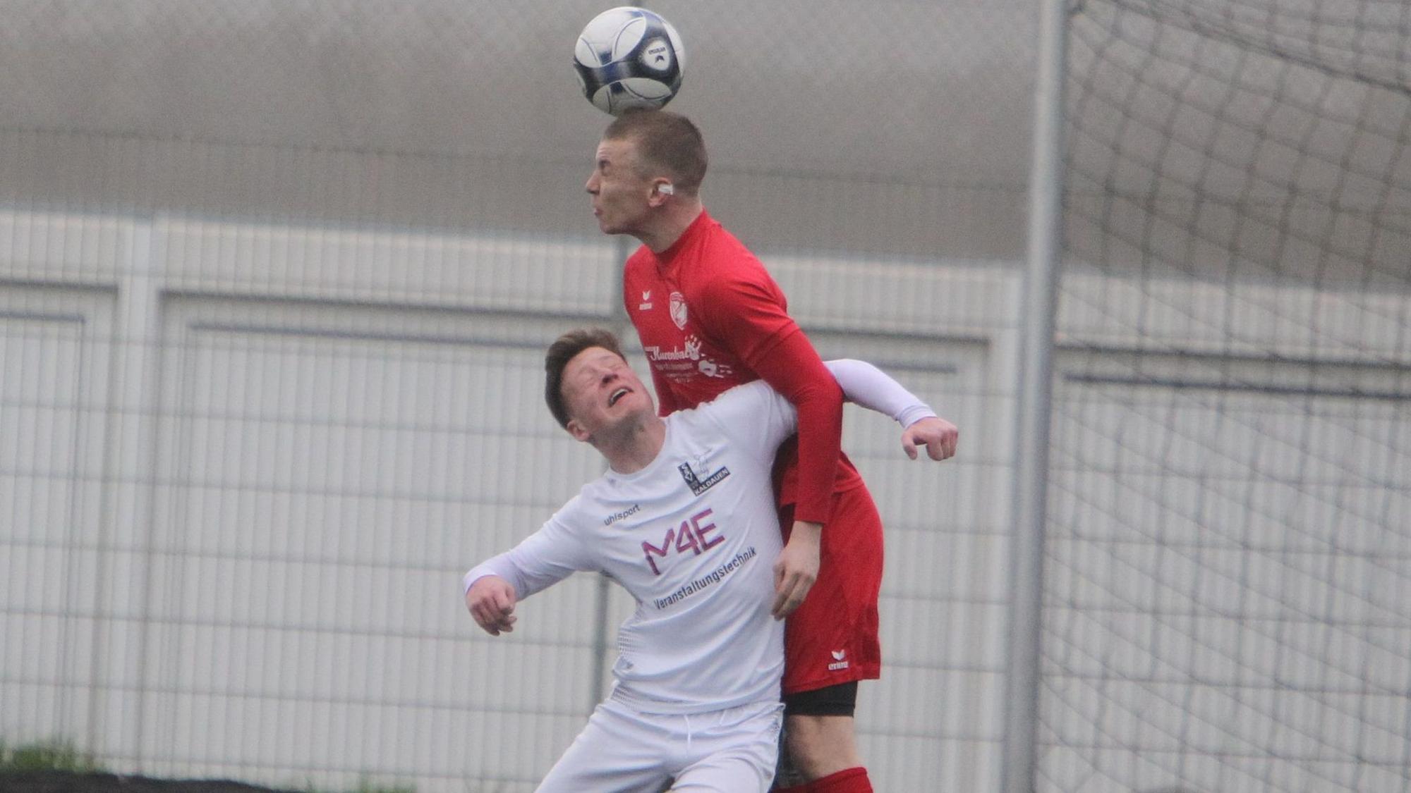 Luca Brors (vorne) vom SSV Kaldauen und Scott Caspers vom TSV Wolsdorf