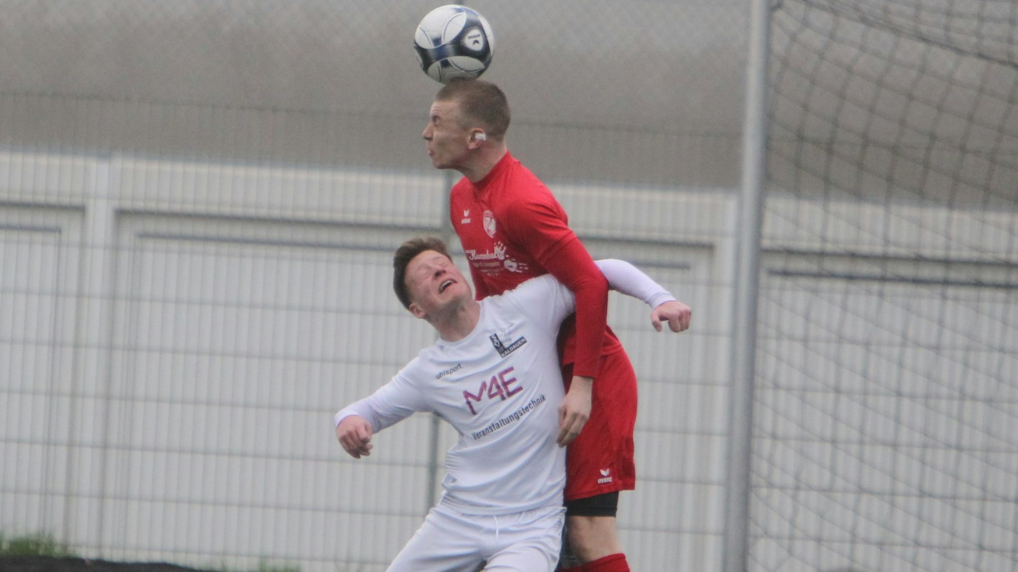 Luca Brors (vorne) vom SSV Kaldauen und Scott Caspers vom TSV Wolsdorf