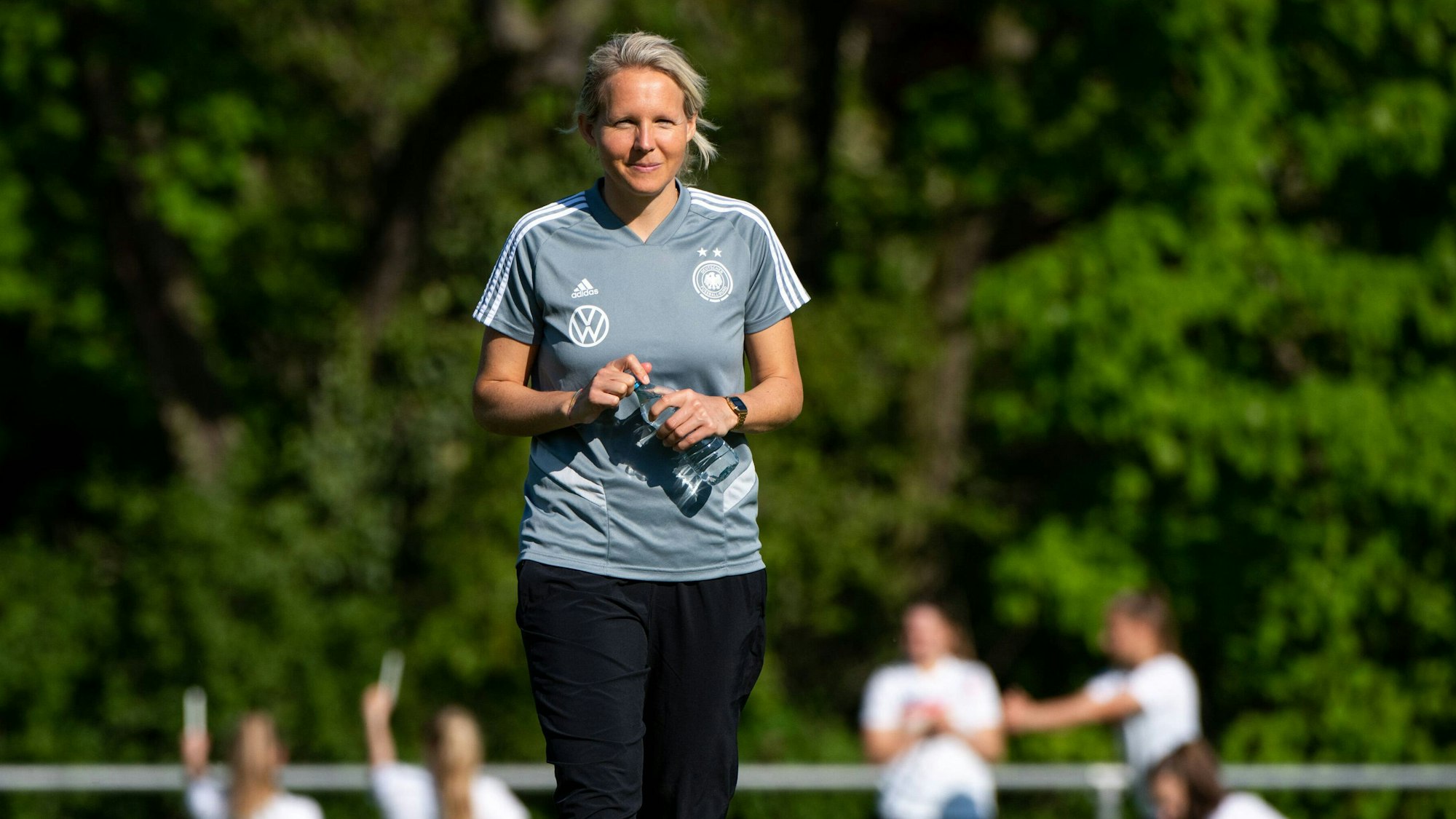 Friederike Fritzy Kromp Deutschland, U17, U 17 - Bundestrainerin, GER, Training DFB U17 Frauen Nationalmannschaft, Frankfurt, 28.04.2022, Spielzeit 2021/2022 GER, Training DFB U17 Frauen Nationalmannschaft, Frankfurt, 28.04.2022, Spielzeit 2021/2022 Frankfurt *** Friederike Fritzy Kromp Germany, U17 national coach , GER, training DFB U17 women national team, Frankfurt, 28 04 2022, season 2021 2022 GER, training DFB U17 women national team, Frankfurt, 28 04 2022, season 2021 2022 Frankfurt Copyright: xEibner/Memmlerx EP_MMR
