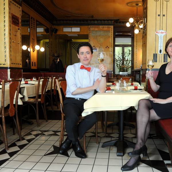 Vincent und Liliane Moissonnier sitzen an einem Tisch in ihrem Restaurant.
