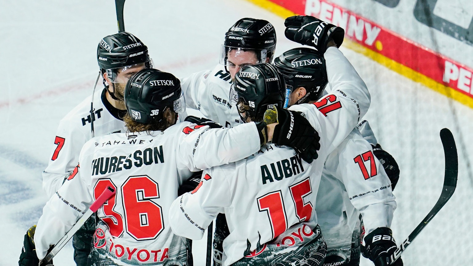 24.03.2023, Baden-Württemberg, Mannheim: Eishockey: DEL, Adler Mannheim - Kölner Haie, Meisterschaftsrunde, Viertelfinale, 5. Spieltag, SAP-Arena. Kölns Torschütze Jan-Luca Sennhenn (r, verdeckt) jubelt mit den Teamkollegen über das Tor zum 0:2. Foto: Uwe Anspach/dpa +++ dpa-Bildfunk +++