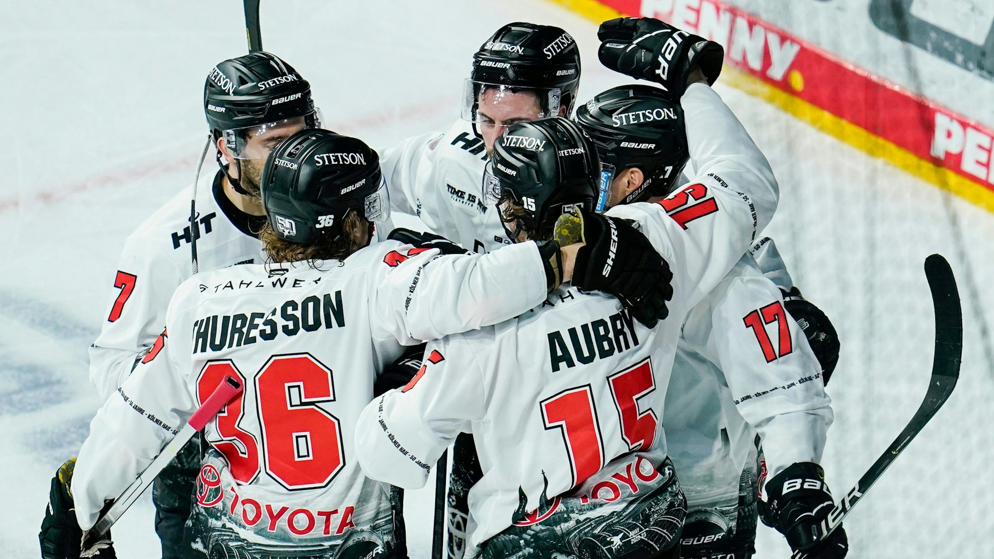 24.03.2023, Baden-Württemberg, Mannheim: Eishockey: DEL, Adler Mannheim - Kölner Haie, Meisterschaftsrunde, Viertelfinale, 5. Spieltag, SAP-Arena. Kölns Torschütze Jan-Luca Sennhenn (r, verdeckt) jubelt mit den Teamkollegen über das Tor zum 0:2. Foto: Uwe Anspach/dpa +++ dpa-Bildfunk +++