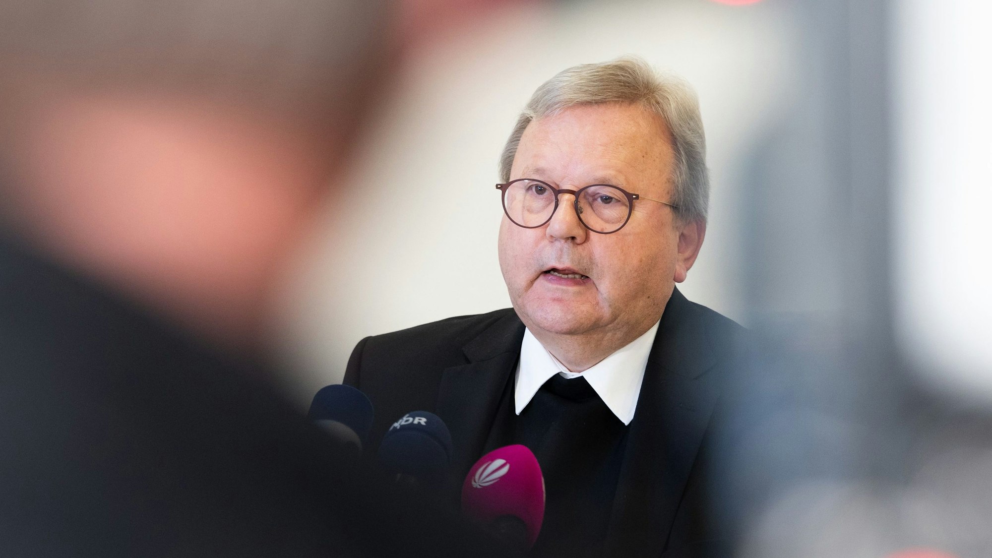 Bischof Franz-Josef Bode spricht bei einer Pressekonferenz über einen Zwischenbericht der Universität Osnabrück zu sexualisierter Gewalt im Bistum Osnabrück.