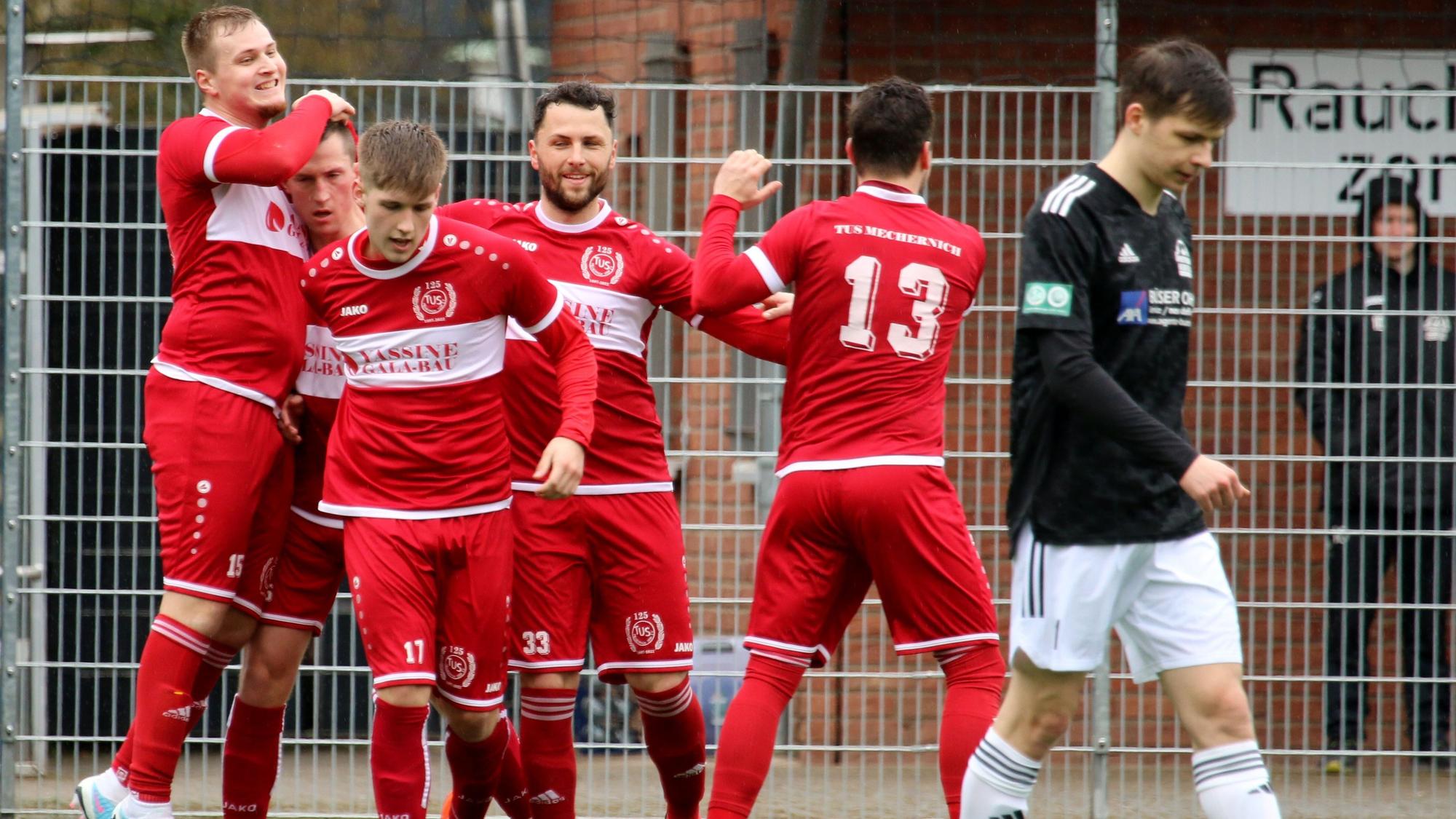 Mechernich hatte mehrfach Grund zum Jubeln, so wie hier nach dem 2:0 durch Tom Lengersdorf (2. v. l.).