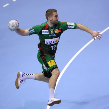 Der Magdeburger Lukas Mertens beim Sprungwurf.