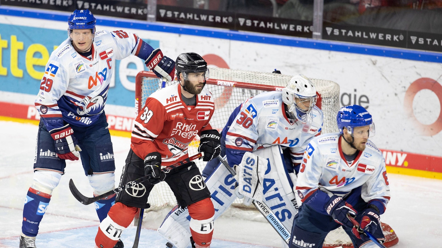 Haie-Stürmer Landon Ferraro lauert vor dem gut bewachten Tor von Mannheims Goalie Arno Tiefensee.