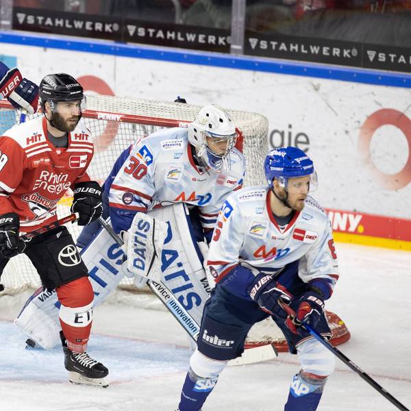 Haie-Stürmer Landon Ferraro lauert vor dem gut bewachten Tor von Mannheims Goalie Arno Tiefensee.