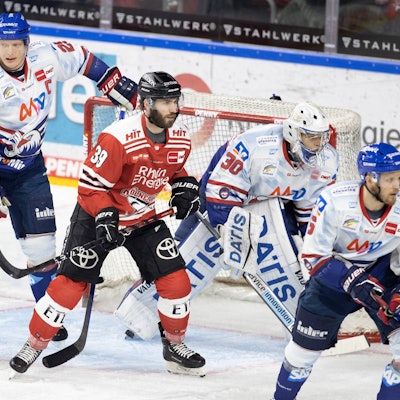 Haie-Stürmer Landon Ferraro lauert vor dem gut bewachten Tor von Mannheims Goalie Arno Tiefensee.