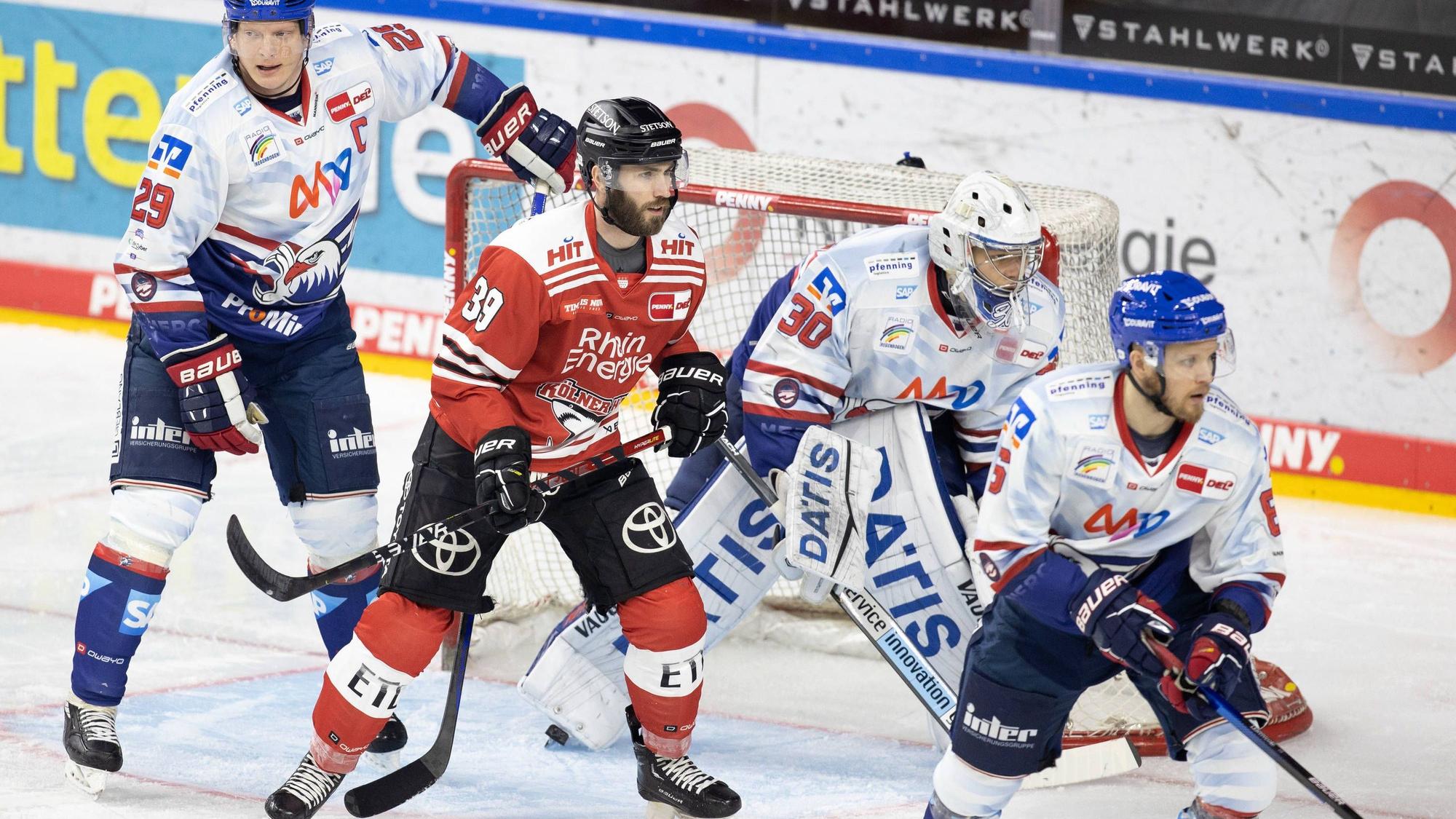 Haie-Stürmer Landon Ferraro lauert vor dem gut bewachten Tor von Mannheims Goalie Arno Tiefensee.