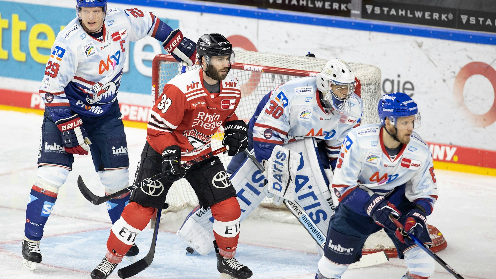 Haie-Stürmer Landon Ferraro lauert vor dem gut bewachten Tor von Mannheims Goalie Arno Tiefensee.