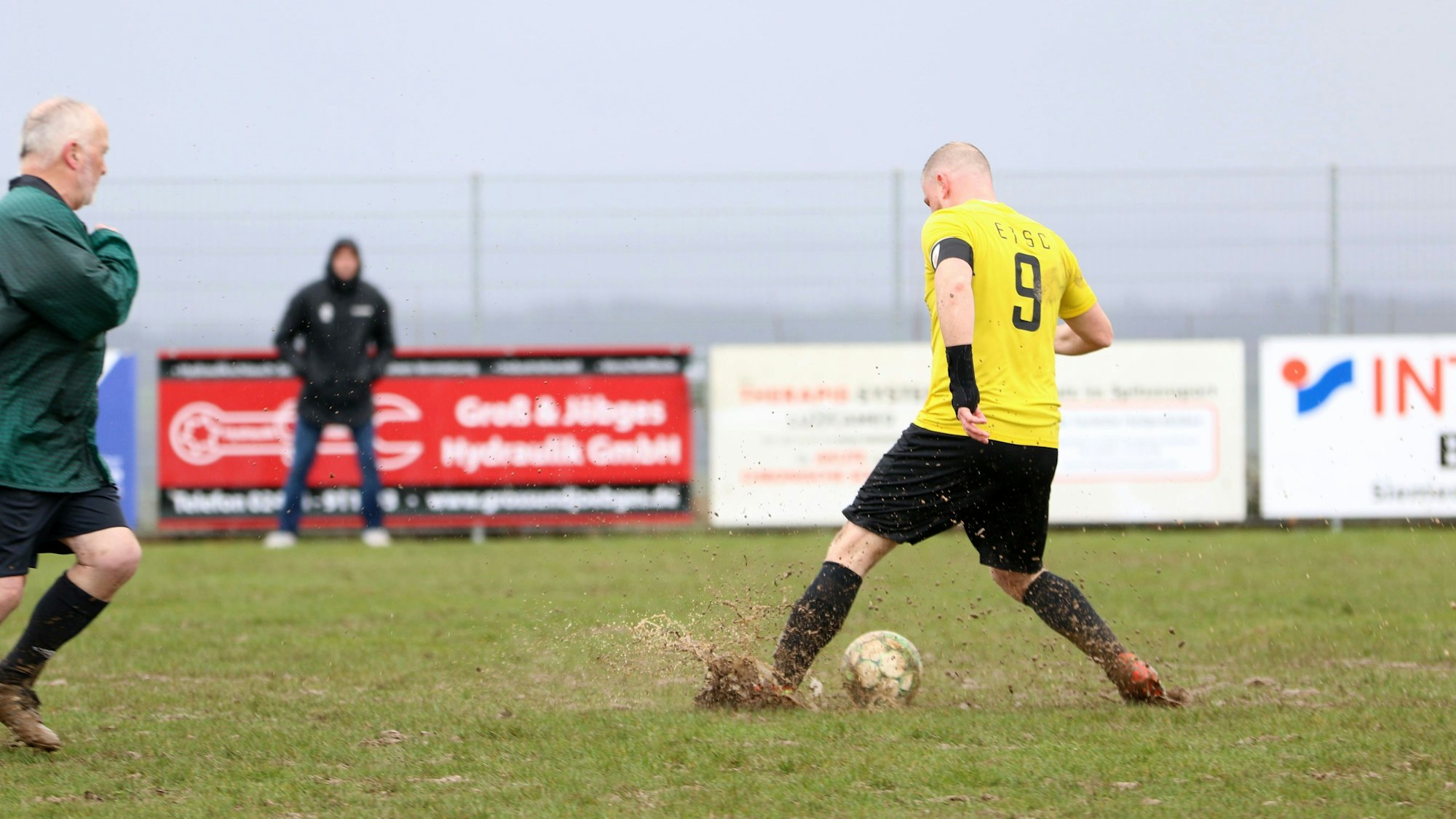 Ball rollt nicht, sondern liegt: ETSC-Spielführer Mirco Gernand muss auf dem nassen Platz umdenken.