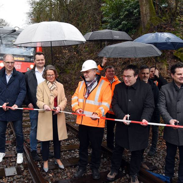 Das Bild zeigt den Moment der symbolischen Streckenfreigabe der Wiehltalbahn an der restaurierten Eisenbahnbrücke an der Dreibholzer Straße in Bielstein.