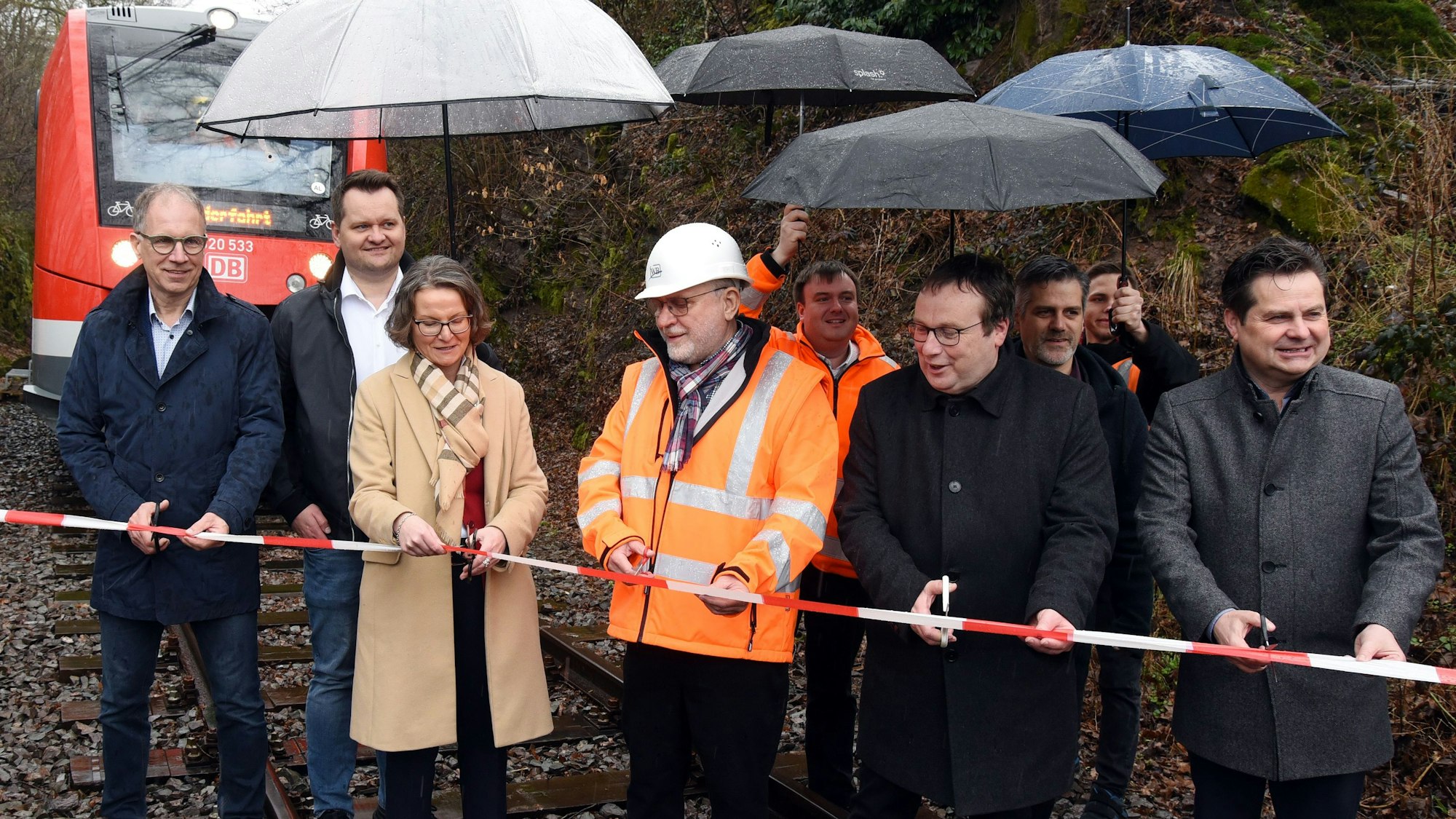 Das Bild zeigt den Moment der symbolischen Streckenfreigabe der Wiehltalbahn an der restaurierten Eisenbahnbrücke an der Dreibholzer Straße in Bielstein.