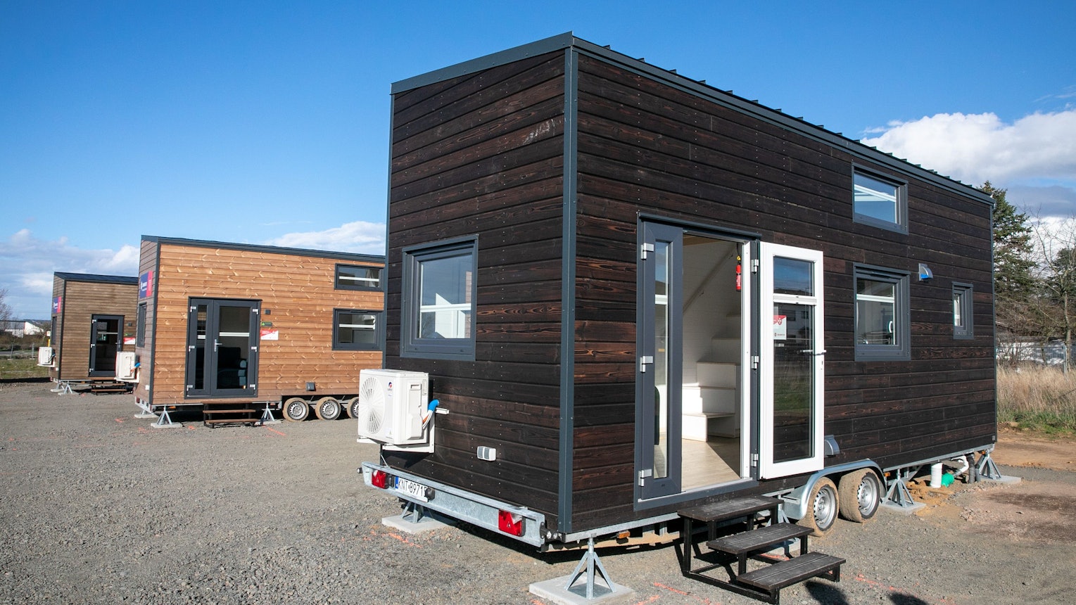 Ab sofort stehen acht Tiny Houses in Gewerbepark Odendorf zur Verfügung, um Flutopfern eine Übergangswohnlösung anzubieten. Die kleineren hier auf dem Bild sind etwa 25 Quadratmeter groß und bieten Platz für bis zu vier Personen. Foto: Volker Jost