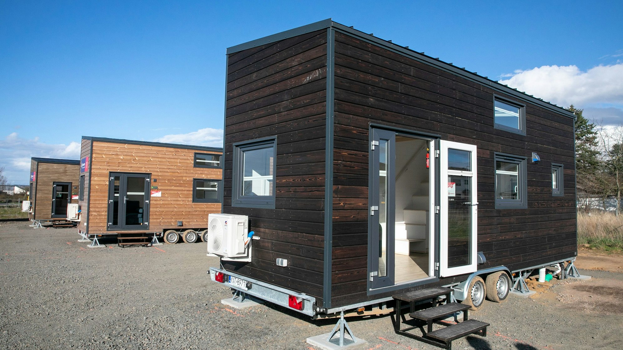 Ab sofort stehen acht Tiny Houses in Gewerbepark Odendorf zur Verfügung, um Flutopfern eine Übergangswohnlösung anzubieten. Die kleineren hier auf dem Bild sind etwa 25 Quadratmeter groß und bieten Platz für bis zu vier Personen.  Foto: Volker Jost