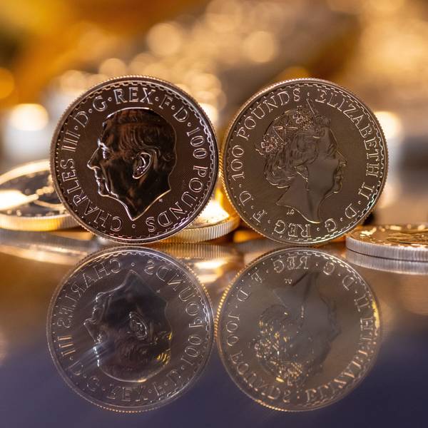 16.03.2023, Bayern, München: Goldbarren und Goldmünzen in unterschiedlicher Größe liegen beim Edelmetallhändler Pro Aurum in einem Tresor auf einem Tisch. Im Vordergrund ist die Goldmünze "Britannia" zu sehen (links mit dem Motiv König Charles III., rechts mit dem Motiv Königin Elizabeth II.)