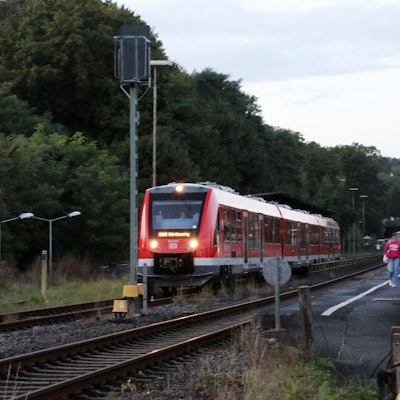 Die RB 25 am Bahnhof in Rösrath.