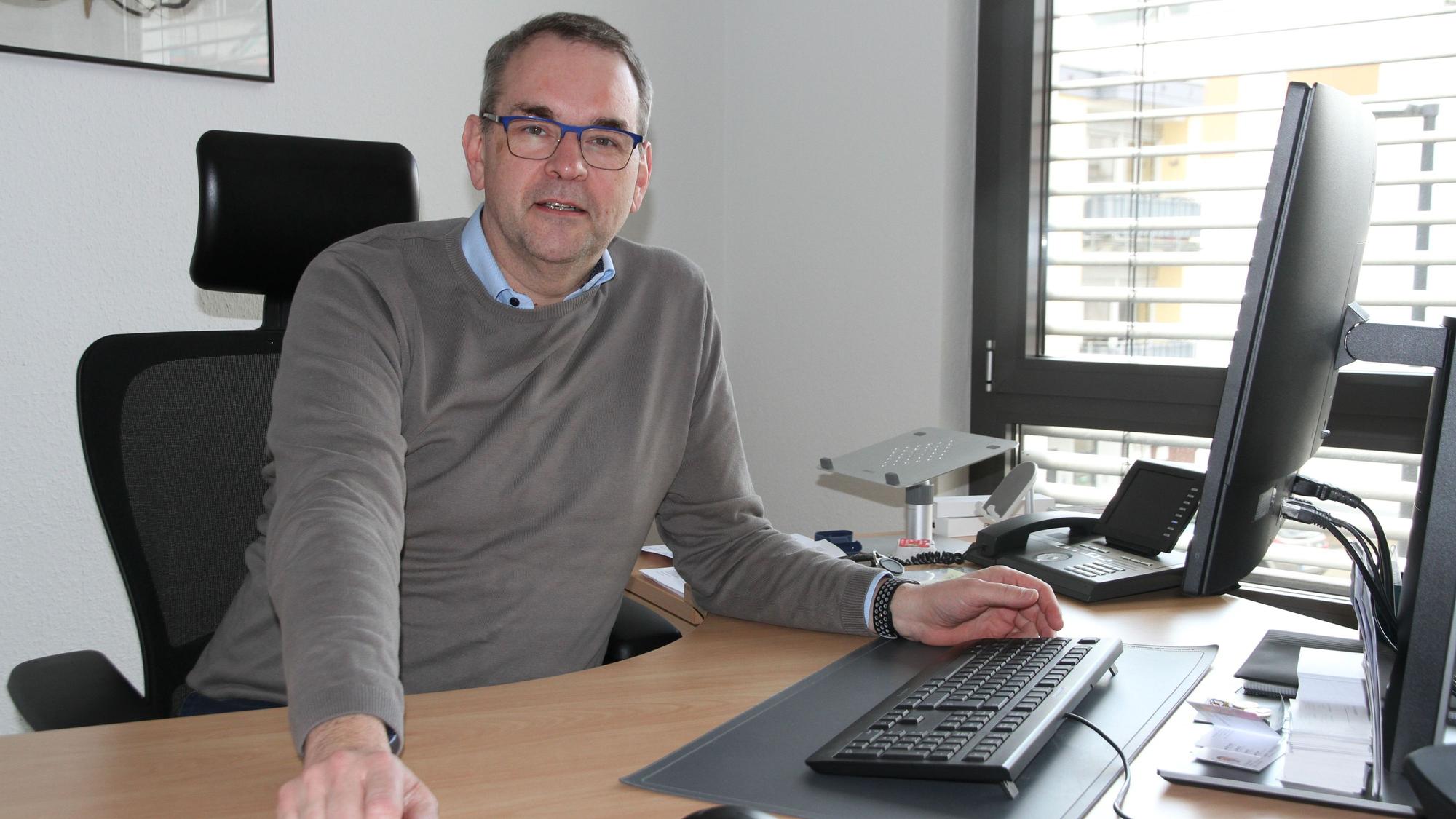 Der Siegburger Bürgermeister Stefan Rosemannan seinem Schreibtisch.