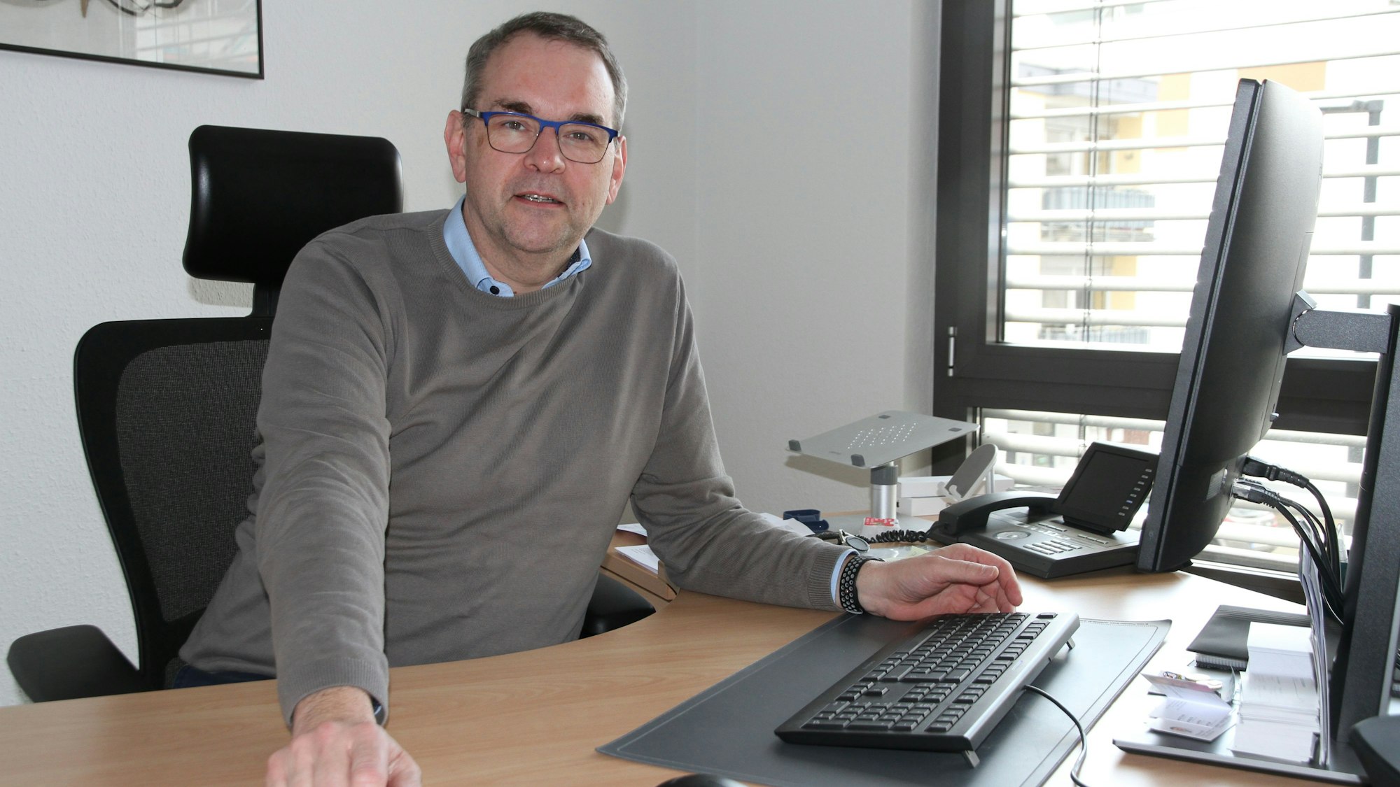 Der Siegburger Bürgermeister Stefan Rosemannan seinem Schreibtisch.