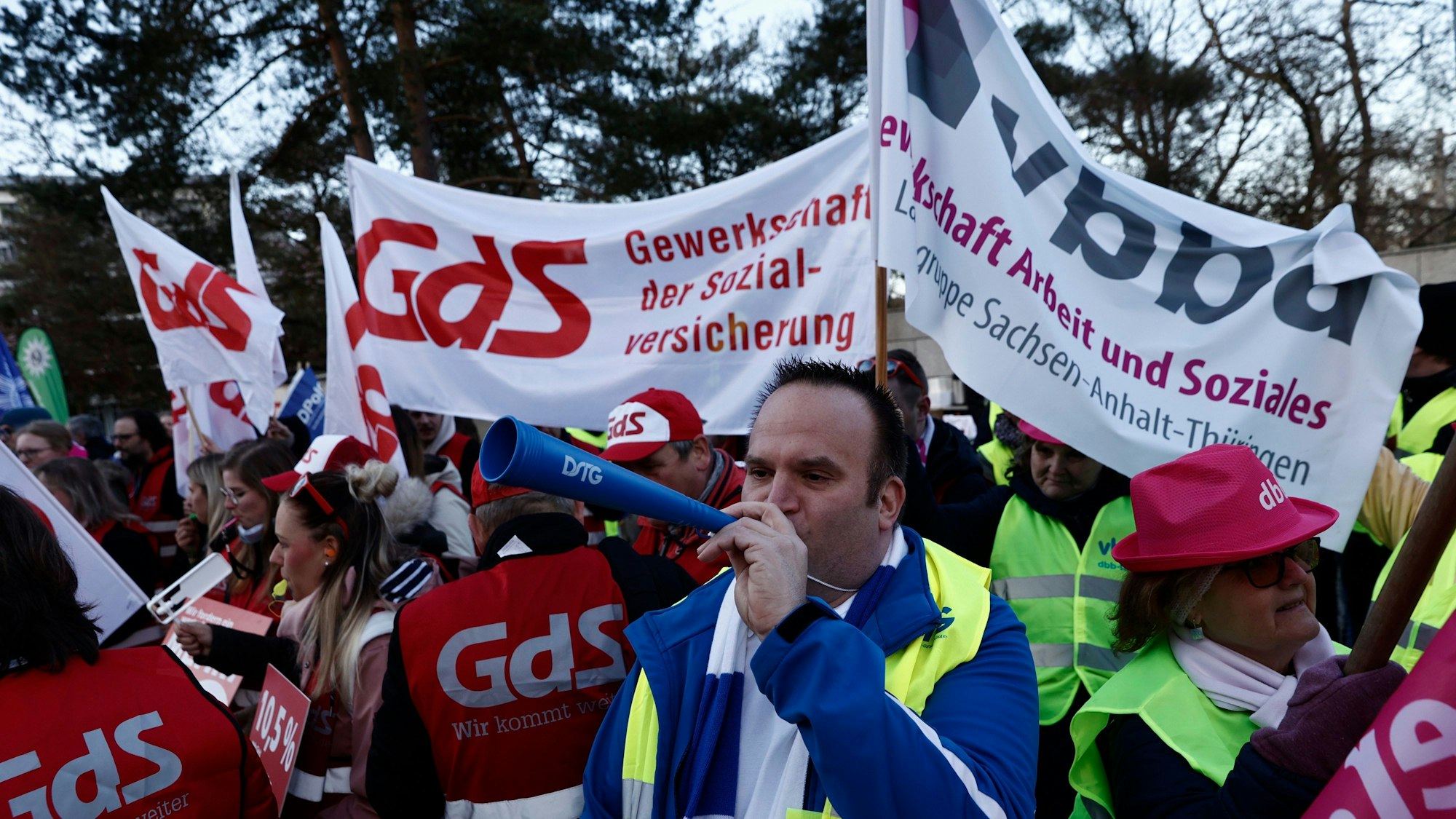 Mitglieder verschiedener Berufsgruppen demonstrieren bei einer Protestaktion der Dienstleistungsgewerkschaft Verdi vor dem Kongresshotel vor Beginn der dritten Runde der Tarifverhandlungen im öffentlichen Dienst.