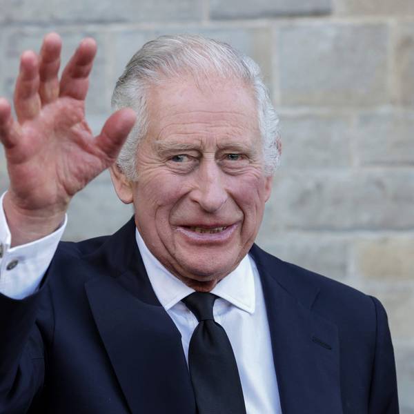 ARCHIV - 16.09.2022, Großbritannien, Cardiff: König Charles III. von Großbritannien winkt bei einem Empfang. Die britschen Royals haben in Deutschland viele Fans. Eine gehört nicht dazu: die britische Autorin Jacinta Nandi in Berlin. Sie findet die Monarchie teuer und unmenschlich. (zu dpa: ««Peinlich für England» - Britische Autorin vor Charles-Besuch genervt») Foto: Chris Jackson/Getty Pool via AP/dpa +++ dpa-Bildfunk +++