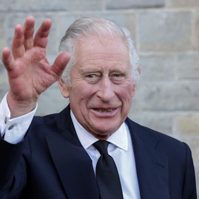 König Charles III. von Großbritannien winkt bei einem Empfang. Die britschen Royals haben in Deutschland viele Fans.